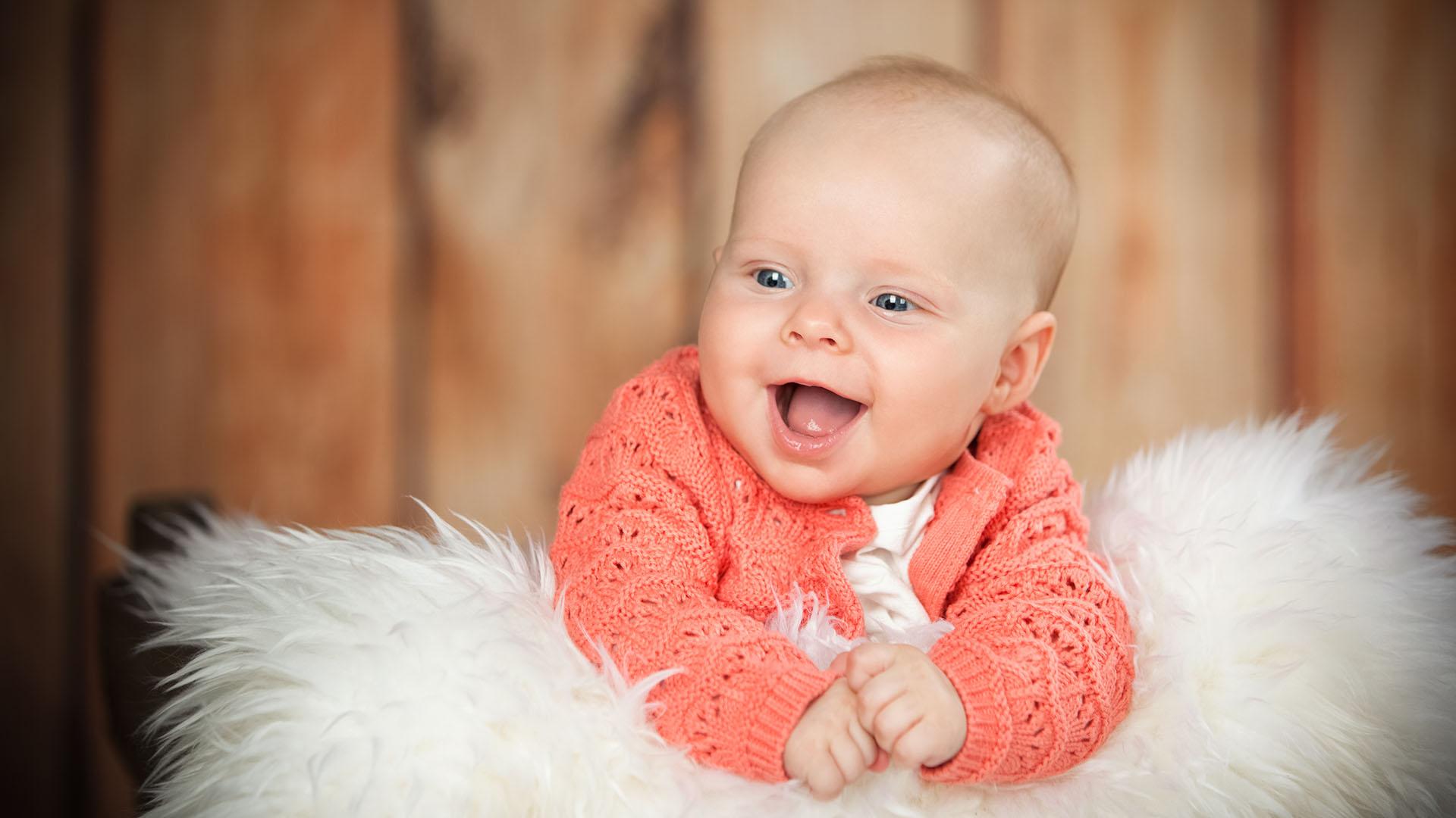 Babyshooting im Fotostudio – Ein fröhlicher kleiner Gast vor der Kamera